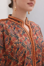 ⁦قفطان فاخر بنقوش راقية وتصميم انسيابي بلمسات أنثوية فاخرة⁩ - الصورة ⁦3⁩