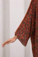 ⁦قفطان فاخر بنقوش راقية وتصميم انسيابي بلمسات أنثوية فاخرة⁩ - الصورة ⁦4⁩