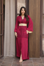 ⁦قفطان مغربي فاخر من الكريب بتصميم ثنائي اللون وتطريز يدوي أنيق⁩ - الصورة ⁦2⁩