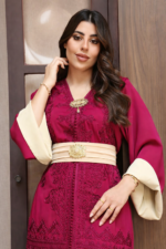 ⁦قفطان مغربي فاخر من الكريب بتصميم ثنائي اللون وتطريز يدوي أنيق⁩ - الصورة ⁦4⁩