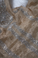 ⁦مخور حرير هندي مطفي فاخر بتطريز كريستالي لامع وتصميم أنيق للمناسبات⁩ - الصورة ⁦5⁩