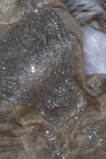 ⁦مخور حرير هندي مطفي فاخر بتطريز كريستالي لامع وتصميم أنيق للمناسبات⁩ - الصورة ⁦4⁩