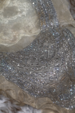 ⁦مخور حرير هندي مطفي فاخر بتطريز كريستالي لامع وتصميم أنيق للمناسبات⁩ - الصورة ⁦3⁩