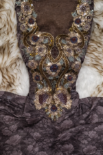 ⁦مخور حرير هندي مطفي فاخر بتطريز وردي ذهبي وتصميم أنيق للسهرات والمناسبات⁩ - الصورة ⁦2⁩