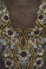 ⁦مخور حرير هندي مطفي فاخر بتطريز وردي ذهبي وتصميم أنيق للسهرات والمناسبات⁩ - الصورة ⁦3⁩