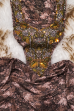 ⁦مخور حرير إيطالي فاخر بنقوش وردية وتطريز يدوي فاخر لإطلالة أنثوية راقية⁩ - الصورة ⁦2⁩