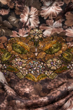 ⁦مخور حرير إيطالي فاخر بنقوش وردية وتطريز يدوي فاخر لإطلالة أنثوية راقية⁩ - الصورة ⁦4⁩