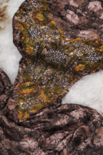 ⁦مخور حرير إيطالي فاخر بنقوش وردية وتطريز يدوي فاخر لإطلالة أنثوية راقية⁩ - الصورة ⁦3⁩