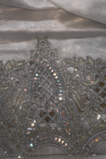 ⁦مخور حرير جاكارد ناعم بتصميم عربي مع حاشية مخرمة وتطريز كريستال فاخر⁩ - الصورة ⁦7⁩