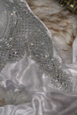 ⁦مخور حرير جاكارد ناعم بتصميم عربي مع حاشية مخرمة وتطريز كريستال فاخر⁩ - الصورة ⁦4⁩