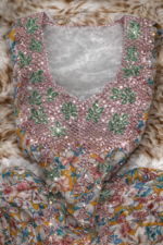 ⁦مخور حرير هندي مطرز بشغل سلاسل فاخر مع لمسات كريستال⁩ - الصورة ⁦3⁩