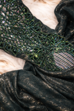 ⁦مخور حرير جاكارد فاخر بتطريز مخرم وكريستال لامع⁩ - الصورة ⁦4⁩