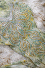 ⁦مخور فاخر من الحرير الفرنسي بتطريز راقٍ وكريستال لامع⁩ - الصورة ⁦4⁩