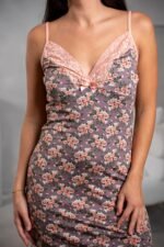 ⁦بيجامة قصيرة (نوم) بتصميم ورد رقيق⁩ - الصورة ⁦4⁩