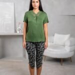 بيجامة باللون الأخضر لإطلالة منزلية مريحة