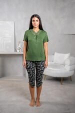 بيجامة باللون الأخضر لإطلالة منزلية مريحة