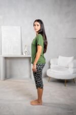 ⁦بيجامة باللون الأخضر لإطلالة منزلية مريحة⁩ - الصورة ⁦2⁩