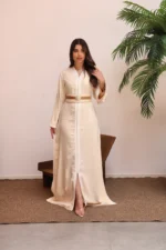 ⁦قفطان كريمي فاخر بحزام جملي ولمسة أناقة راقية⁩ - الصورة ⁦2⁩