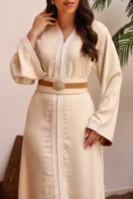 ⁦قفطان كريمي فاخر بحزام جملي ولمسة أناقة راقية⁩ - الصورة ⁦5⁩