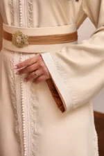 ⁦قفطان كريمي فاخر بحزام جملي ولمسة أناقة راقية⁩ - الصورة ⁦6⁩