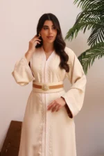 ⁦قفطان كريمي فاخر بحزام جملي ولمسة أناقة راقية⁩ - الصورة ⁦4⁩