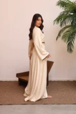⁦قفطان كريمي فاخر بحزام جملي ولمسة أناقة راقية⁩ - الصورة ⁦3⁩