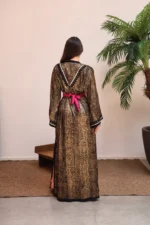 ⁦قفطان مغربي فاخر بنقشة فخمة وحزام خمري بتفاصيل ذهبية⁩ - الصورة ⁦6⁩