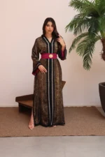 ⁦قفطان مغربي فاخر بنقشة فخمة وحزام خمري بتفاصيل ذهبية⁩ - الصورة ⁦2⁩