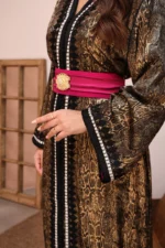 ⁦قفطان مغربي فاخر بنقشة فخمة وحزام خمري بتفاصيل ذهبية⁩ - الصورة ⁦4⁩