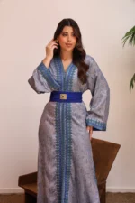 ⁦قفطان مغربي فاخر بتطريز أزرق وحزام عريض بتفاصيل ذهبية⁩ - الصورة ⁦2⁩