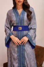 ⁦قفطان مغربي فاخر بتطريز أزرق وحزام عريض بتفاصيل ذهبية⁩ - الصورة ⁦4⁩