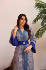 ⁦قفطان مغربي فاخر بتطريز أزرق وحزام عريض بتفاصيل ذهبية⁩ - الصورة ⁦3⁩