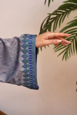 ⁦قفطان مغربي فاخر بتطريز أزرق وحزام عريض بتفاصيل ذهبية⁩ - الصورة ⁦6⁩