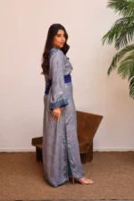 ⁦قفطان مغربي فاخر بتطريز أزرق وحزام عريض بتفاصيل ذهبية⁩ - الصورة ⁦7⁩