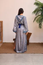 ⁦قفطان مغربي فاخر بتطريز أزرق وحزام عريض بتفاصيل ذهبية⁩ - الصورة ⁦8⁩