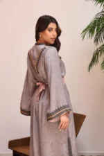 ⁦قفطان مغربي فاخر بتطريز تقليدي وحزام عريض بتفاصيل ذهبية⁩ - الصورة ⁦4⁩