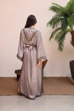 ⁦قفطان مغربي فاخر بتطريز تقليدي وحزام عريض بتفاصيل ذهبية⁩ - الصورة ⁦5⁩