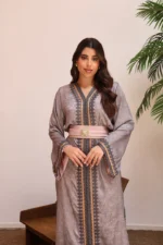 ⁦قفطان مغربي فاخر بتطريز تقليدي وحزام عريض بتفاصيل ذهبية⁩ - الصورة ⁦2⁩