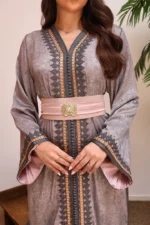 ⁦قفطان مغربي فاخر بتطريز تقليدي وحزام عريض بتفاصيل ذهبية⁩ - الصورة ⁦3⁩