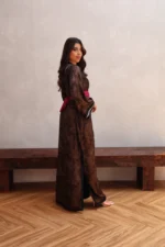 ⁦قفطان مغربي فاخر بنقشة فخمة وحزام خمري بتفاصيل ذهبية⁩ - الصورة ⁦3⁩