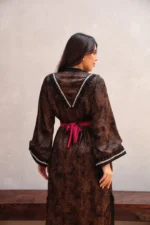 ⁦قفطان مغربي فاخر بنقشة فخمة وحزام خمري بتفاصيل ذهبية⁩ - الصورة ⁦7⁩