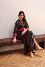 ⁦قفطان مغربي فاخر بنقشة فخمة وحزام خمري بتفاصيل ذهبية⁩ - الصورة ⁦5⁩