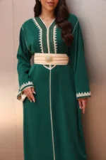 ⁦قفطان مغربي فاخر بكريب ناعم وتطريز مزدوج أنيق⁩ - الصورة ⁦3⁩