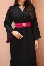 ⁦قفطان مغربي فاخر بتطريز لامع وحزام أنيق يبرز الخصر⁩ - الصورة ⁦4⁩