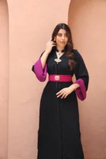 ⁦قفطان مغربي فاخر بتطريز لامع وحزام أنيق يبرز الخصر⁩ - الصورة ⁦3⁩