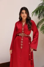 ⁦قفطان مغربي فاخر باللون العنّابي مع تطريز يدوي ذهبي⁩ - الصورة ⁦2⁩