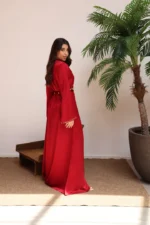 ⁦قفطان مغربي فاخر باللون العنّابي مع تطريز يدوي ذهبي⁩ - الصورة ⁦4⁩