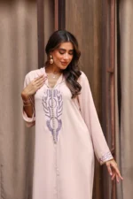 ⁦جلابية مغربية فاخرة بقماش كريب وتطريز يدوي أنيق⁩ - الصورة ⁦3⁩