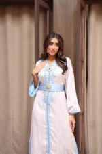 ⁦قفطان مغربي فاخر بلونين مع حزام أنيق من قماش الكريب⁩ - الصورة ⁦5⁩