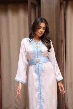 ⁦قفطان مغربي فاخر بلونين مع حزام أنيق من قماش الكريب⁩ - الصورة ⁦4⁩